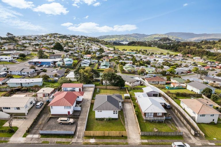 Photo of property in 32 Beauzami Crescent, Ascot Park, Porirua, 5024