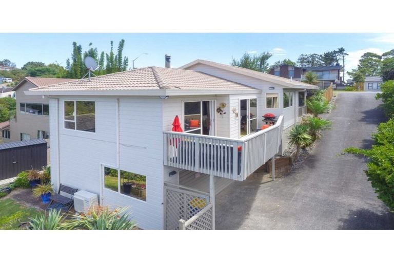 Photo of property in 1/272 Glamorgan Drive, Northcross, Auckland, 0630