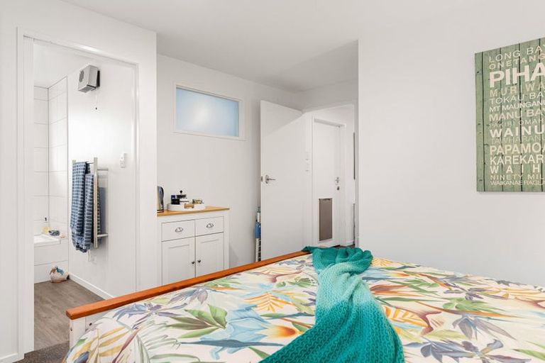 Photo of property in 2/60 Moncks Spur Road, Redcliffs, Christchurch, 8081