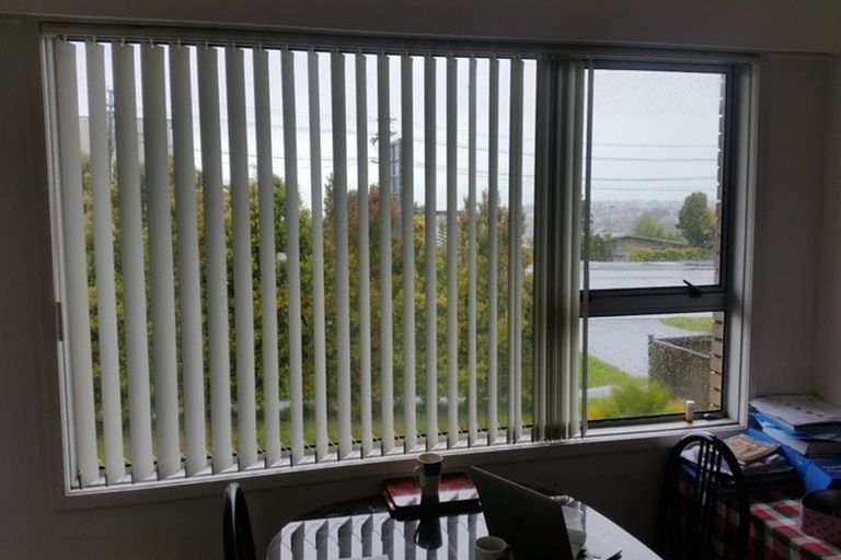 Photo of property in 1/940 East Coast Road, Northcross, Auckland, 0630