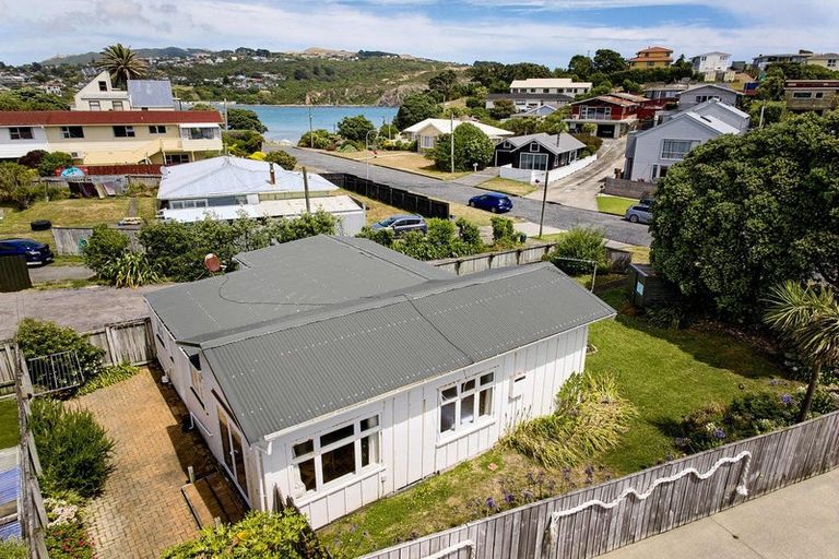 Photo of property in 10 Lambley Road, Titahi Bay, Porirua, 5022