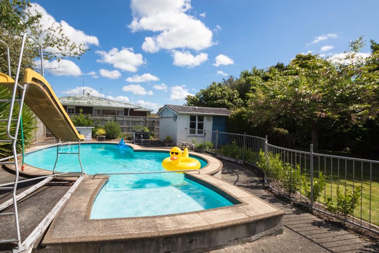 Photo of property in 11 Dorset Crescent, Hokowhitu, Palmerston North, 4410