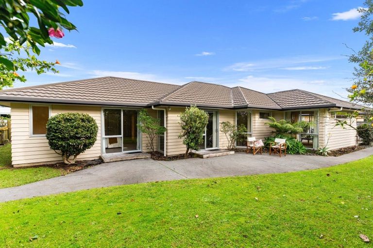 Photo of property in 11 Miami Place, One Tree Point, 0118