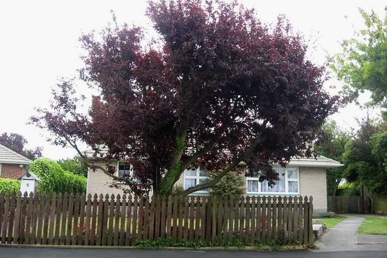 Photo of property in 5 Barclay Place, Burwood, Christchurch, 8061