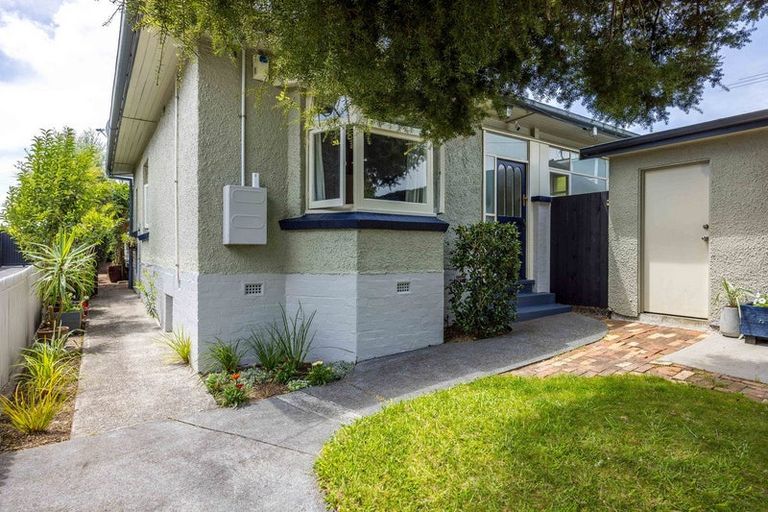 Photo of property in 8 Craigbank Avenue, New Lynn, Auckland, 0600