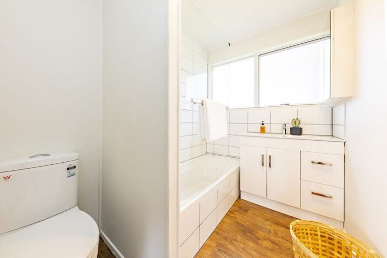 Photo of property in 15 Becker Drive, Weymouth, Auckland, 2103