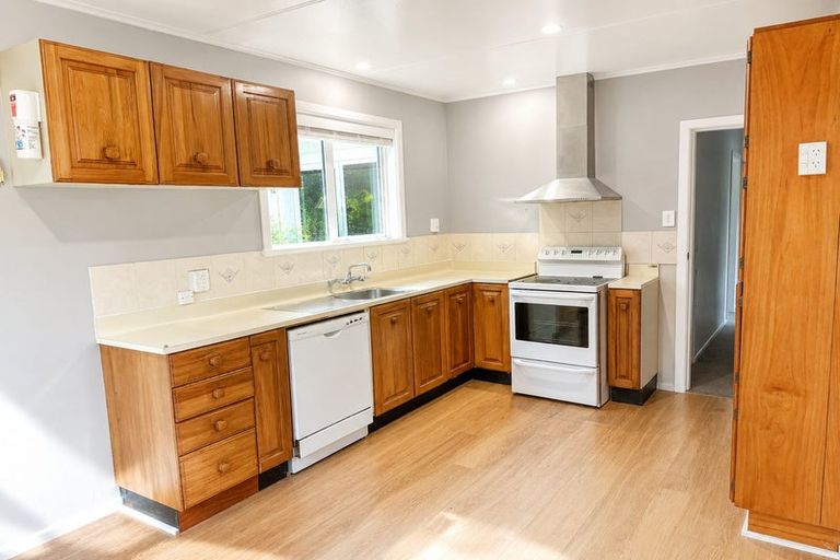 Photo of property in 40 Ruskin Road, Newlands, Wellington, 6037