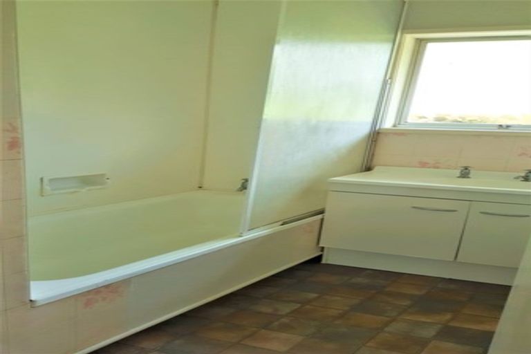 Photo of property in 3/53 Onewa Road, Northcote, Auckland, 0627