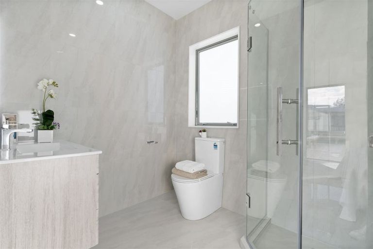 Photo of property in 16 Kilmacrennan Drive, Rosehill, Papakura, 2113