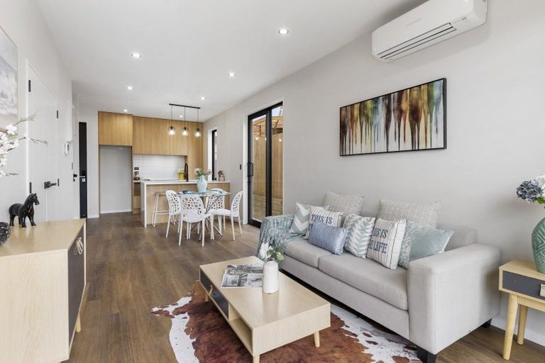 Photo of property in 121a Reeves Road, Pakuranga Heights, Auckland, 2010