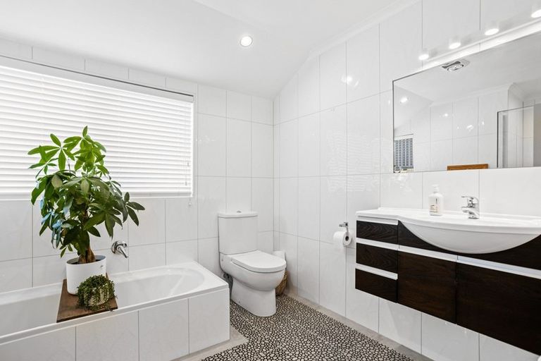 Photo of property in 6 Applemoors Way, Riverhead, 0820