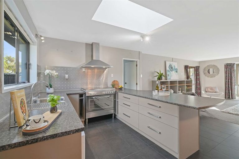 Photo of property in 14 Fernbrook Place, Mairehau, Christchurch, 8013