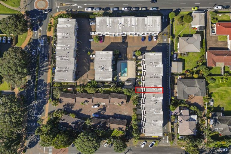 Photo of property in 8/3 Riverside Road, Orewa, 0931