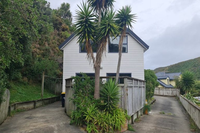 Photo of property in 30a Domanski Crescent, Owhiro Bay, Wellington, 6023