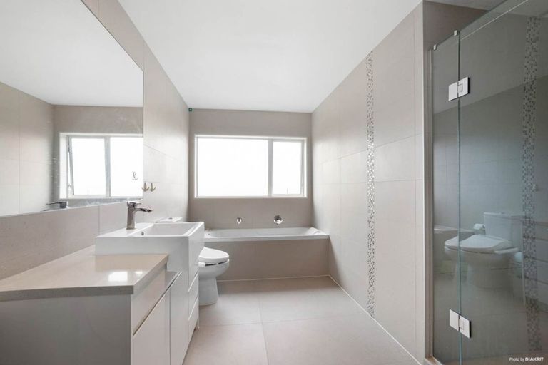 Photo of property in 17 Bintulu Place, Fairview Heights, Auckland, 0632