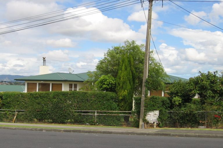 Photo of property in 35 Luckens Road, West Harbour, Auckland, 0618