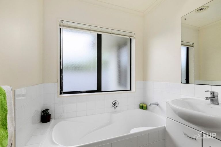 Photo of property in 6g Clearwater Cove, West Harbour, Auckland, 0618