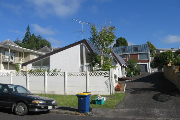 Photo of property in 2/1 Ondine Place, Glenfield, Auckland, 0629