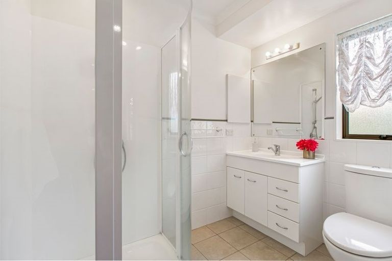 Photo of property in 15 Carisbrook Crescent, Papakura, 2110