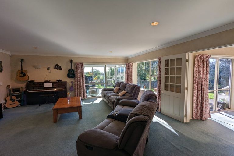 Photo of property in 10 Crown Hill, Paraparaumu, 5032