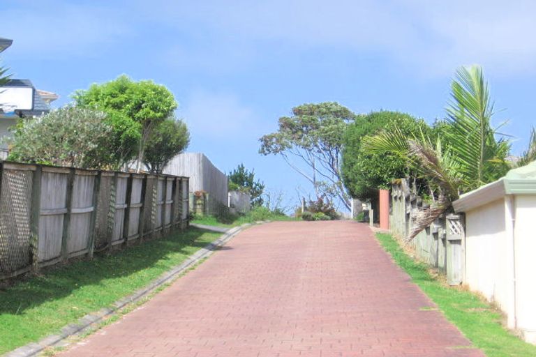 Photo of property in 1/33 Taroka Close, Pinehill, Auckland, 0632