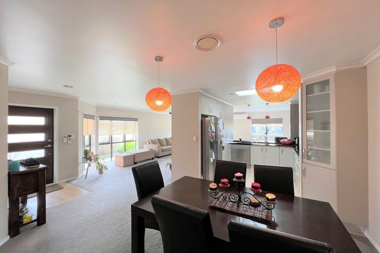 Photo of property in 2 Tir Conaill Avenue, Flat Bush, Auckland, 2019