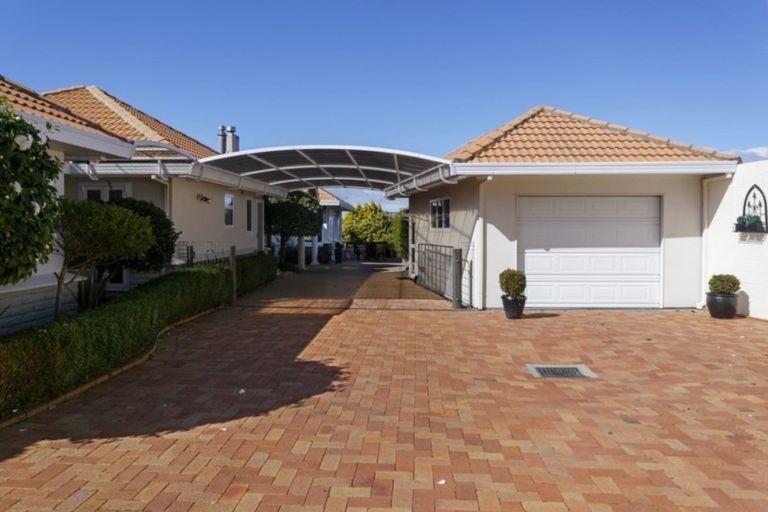 Photo of property in 2 Krissell Place, Acacia Bay, Taupo, 3330