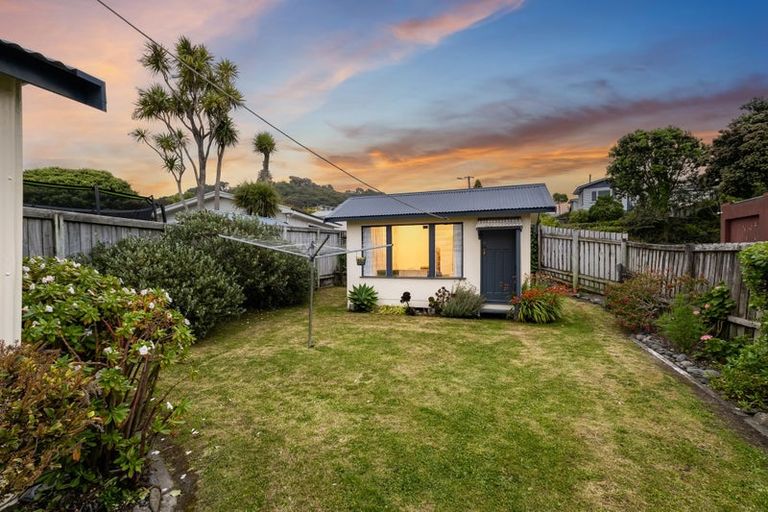 Photo of property in 76 Bayview Road, Paremata, Porirua, 5024