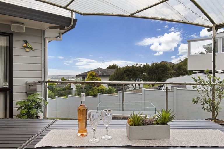Photo of property in 21 Ballini Rise, West Harbour, Auckland, 0618