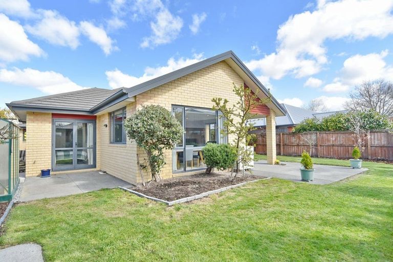 Photo of property in 27 Coolspring Way, Redwood, Christchurch, 8051