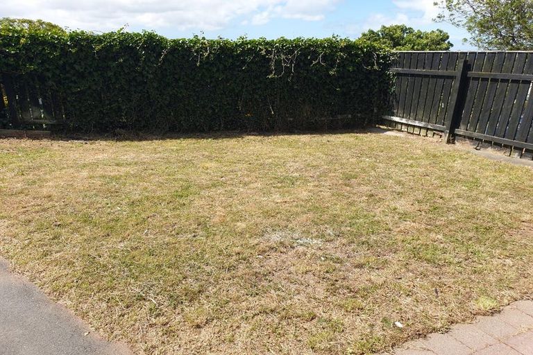 Photo of property in 5 Arahanga Grove, Maupuia, Wellington, 6022