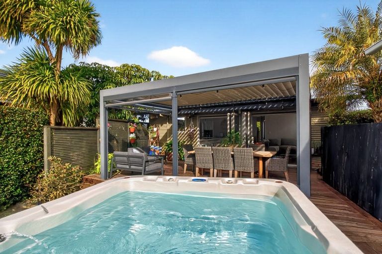 Photo of property in 102 Walmer Road, Point Chevalier, Auckland, 1022