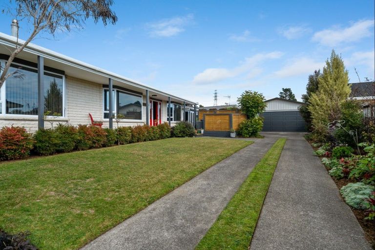 Photo of property in 33 Heta Road, Highlands Park, New Plymouth, 4312