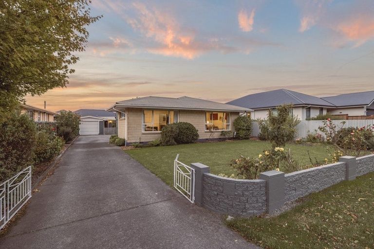 Photo of property in 6 Laing Crescent, Heathcote Valley, Christchurch, 8022