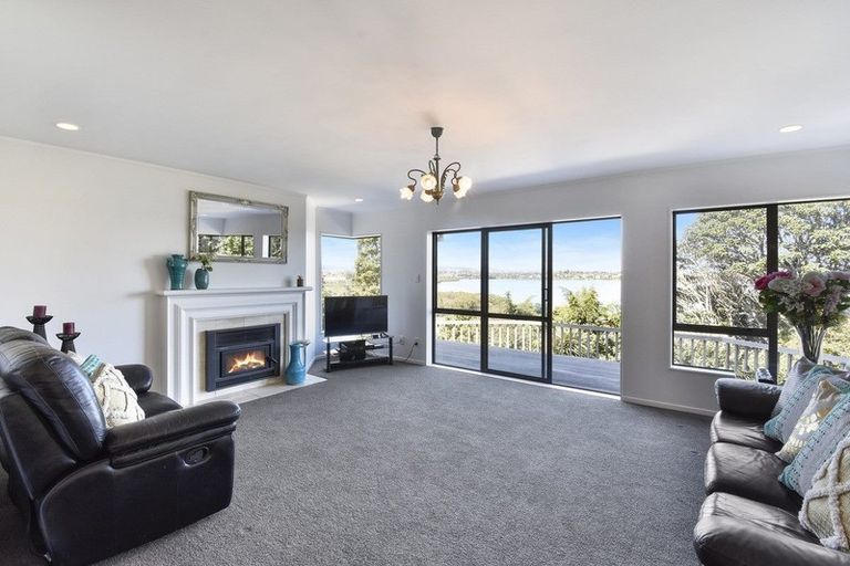 Photo of property in 25 Reynard Terrace, Conifer Grove, Takanini, 2112