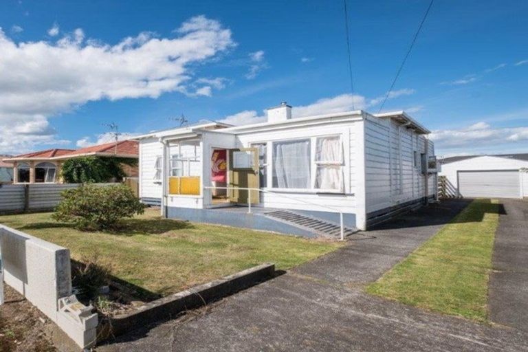 Photo of property in 64 Disraeli Street, Hawera, 4610