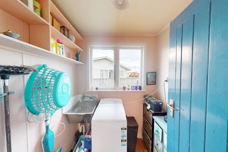 Photo of property in 21 Gibbons Crescent, Castlecliff, Whanganui, 4501