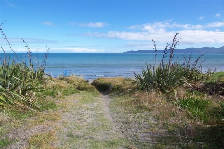 Photo of property in 1 Groves Road, Raumati Beach, Paraparaumu, 5032