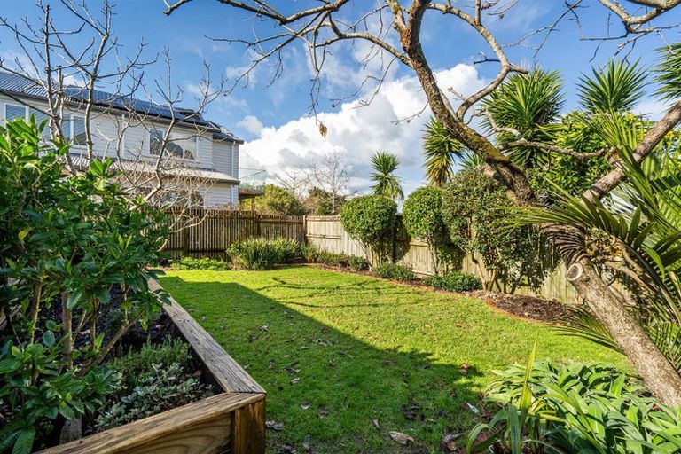Photo of property in 10 Faulkner Road, Northcote Point, Auckland, 0627