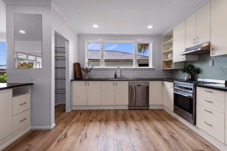 Photo of property in 2 Ilfracombe Place, Burnside, Christchurch, 8053