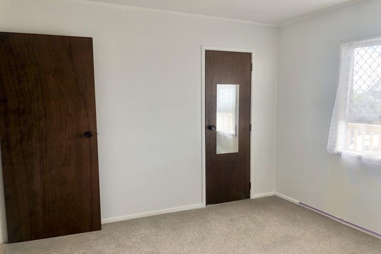 Photo of property in 18 Halldene Terrace, Red Beach, 0932