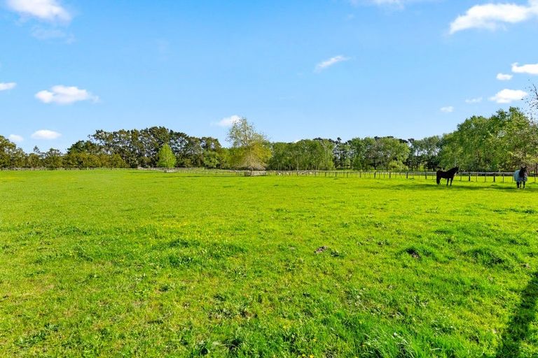 Photo of property in 744 Waitakere Road, Kumeu, 0891