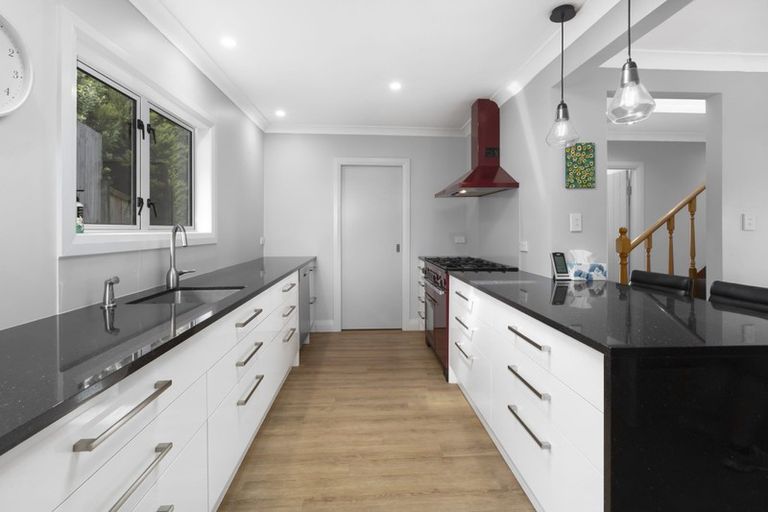 Photo of property in 70 Kahu Road, Paremata, Porirua, 5024