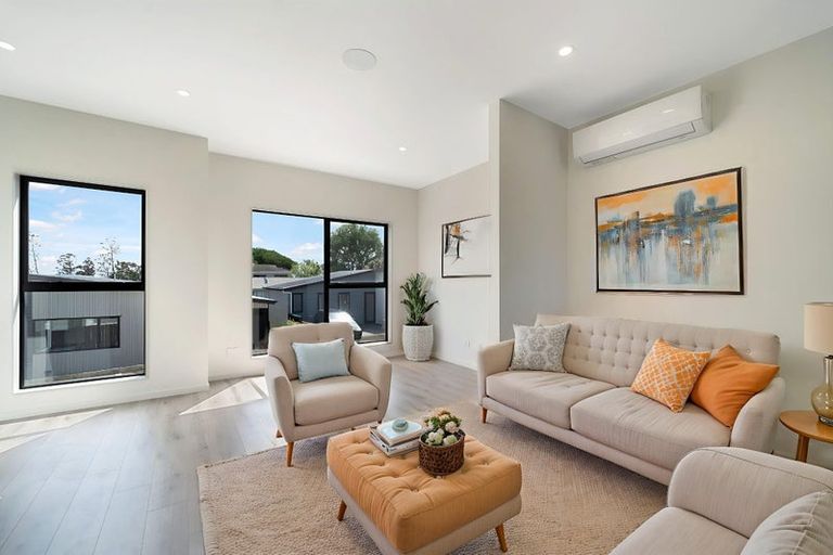 Photo of property in 1/107 Hobsonville Road, West Harbour, Auckland, 0618