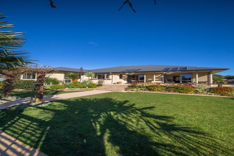 Photo of property in 48 Cashmere Drive, Fitzherbert, Palmerston North, 4410