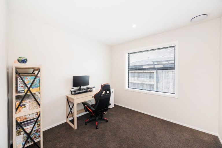 Photo of property in 27 Coutts Way, Fitzherbert, Palmerston North, 4410