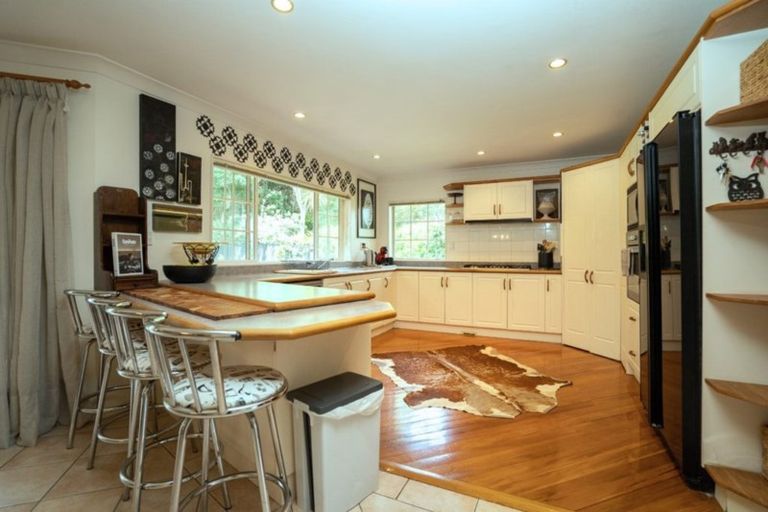 Photo of property in 25 Walpole Avenue, Hillpark, Auckland, 2102