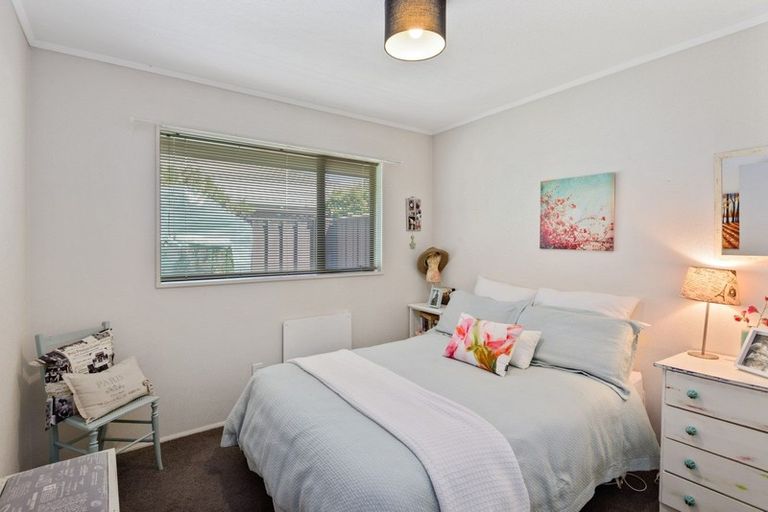 Photo of property in 15 Castle Way, Beckenham, Christchurch, 8023