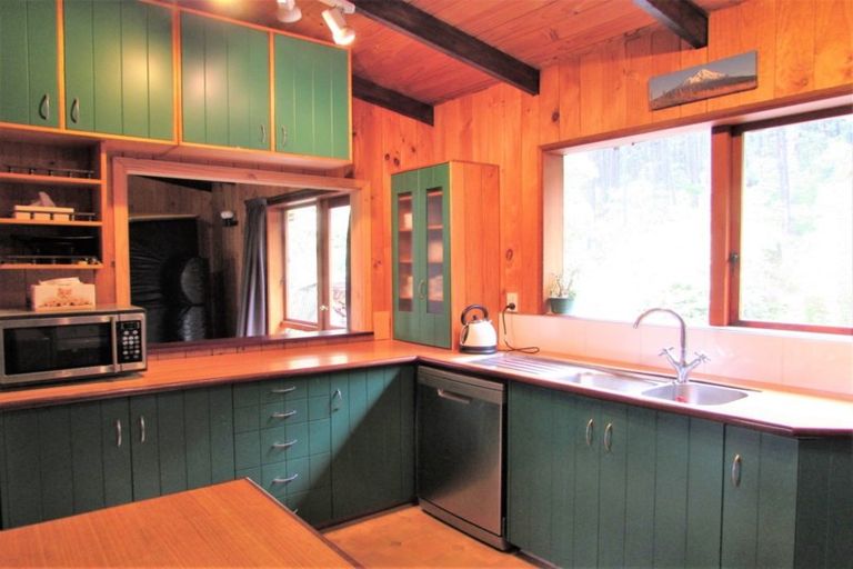 Photo of property in 130 Wyndham Road, Pinehaven, Upper Hutt, 5019