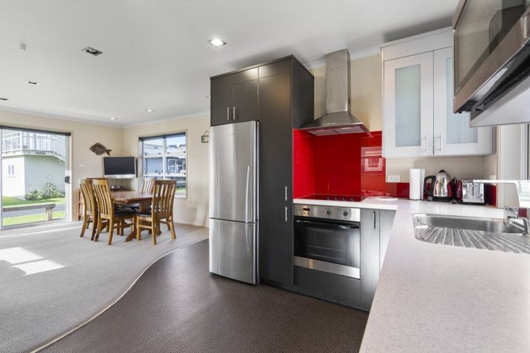 Photo of property in 68 Sixth Avenue, Urenui, 4377